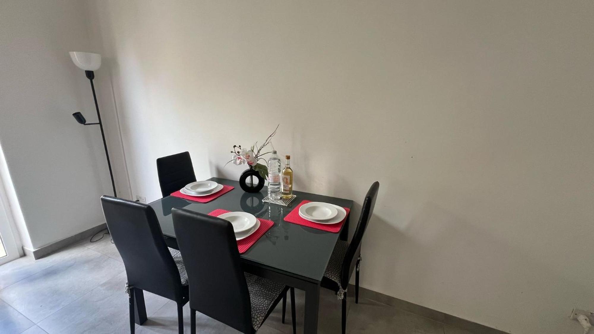 One Bedroom Tea Apartment Il-Gzira Dış mekan fotoğraf